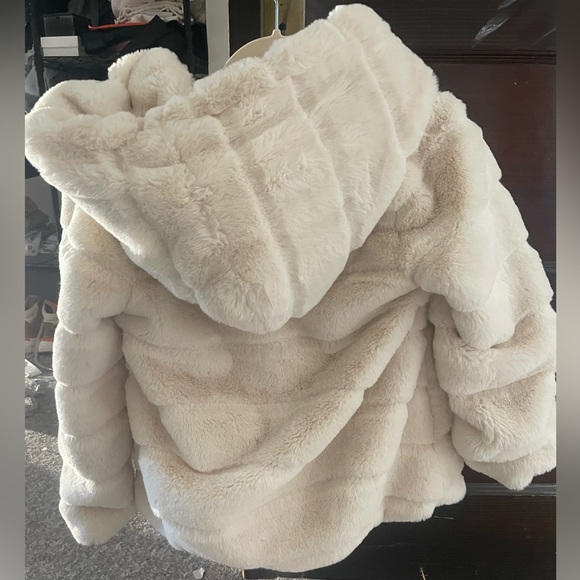 APPARIS Faux Fur Jacket/Coat - Picture 2 of 3